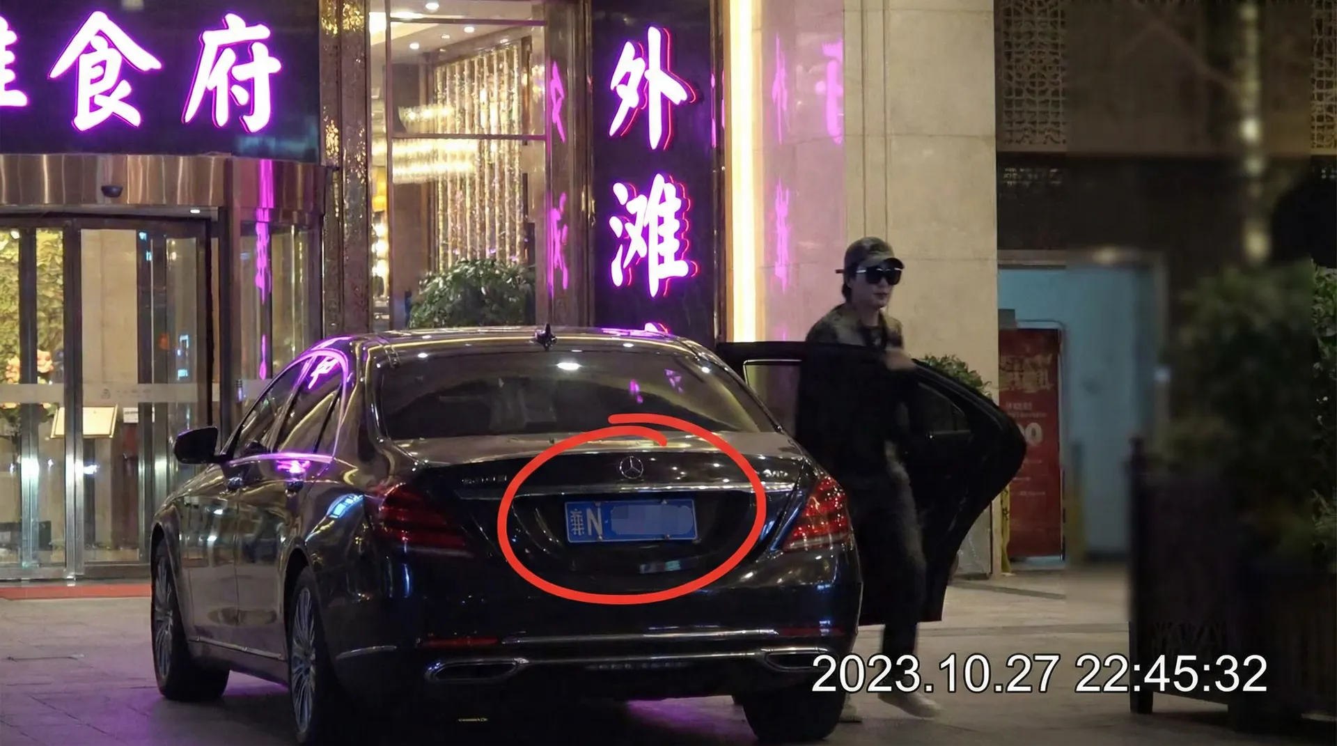 91大事件入口 - 豪车餐厅外偷拍