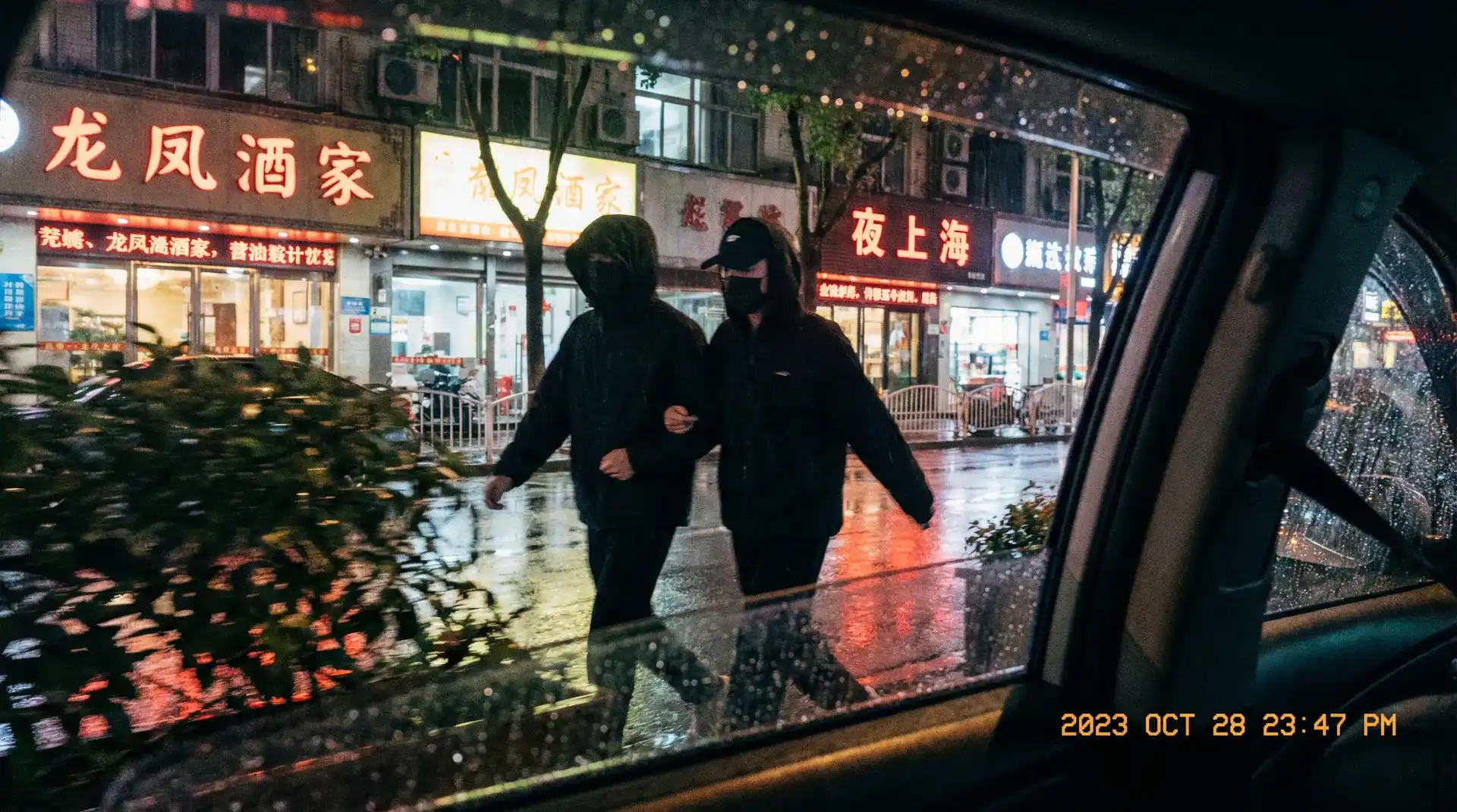 91大事件入口 - 顶流明星深夜密会现场抓拍照片